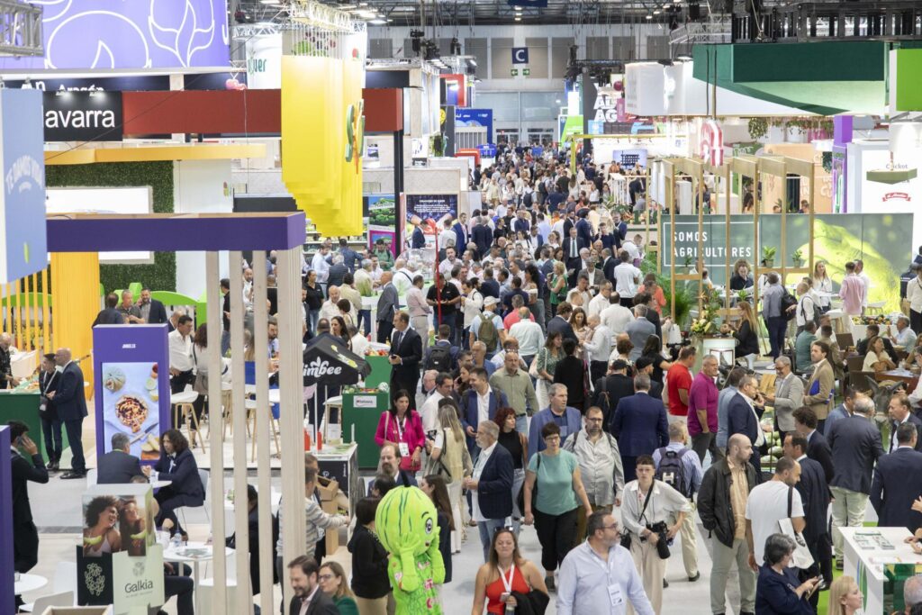 visitantes da feira comercial de frutas em Madri
