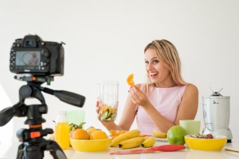 apresentadora com alimento na mão