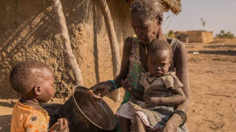 familia africana sem comida nos pratos