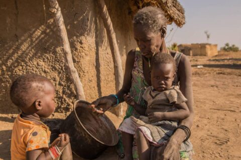 familia africana sem comida nos pratos