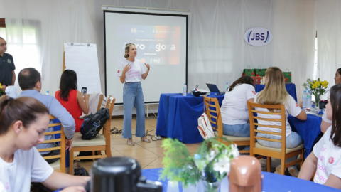 sala de aula com mulheres participando de curso de capacitação em gestão de granjas