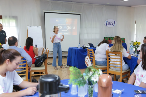 sala de aula com mulheres participando de curso de capacitação em gestão de granjas