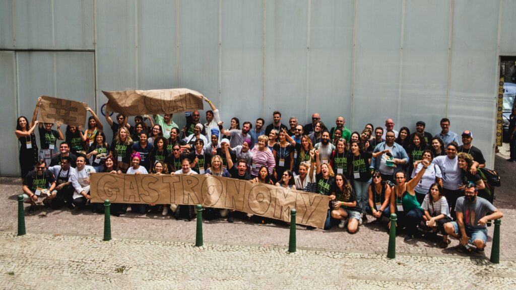 equipe Gastromotiva segura faixa com nome da empresa