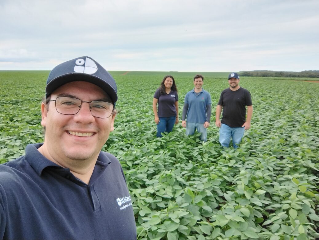 homem no campo cultivado