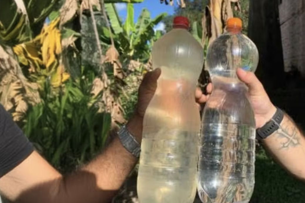 garrafa pet com agua suja e garrafa pet com agua limpa