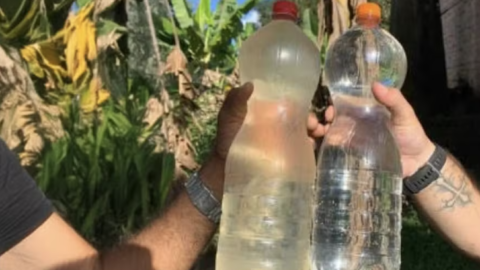 garrafa pet com agua suja e garrafa pet com agua limpa