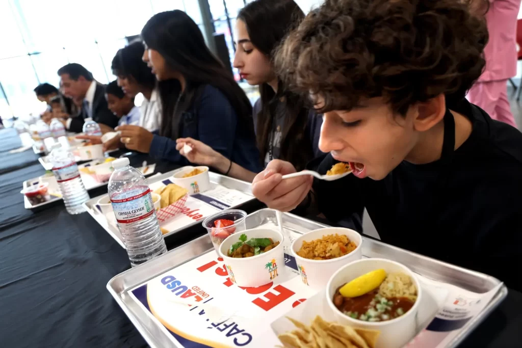 estudantes provando alimentos veganos