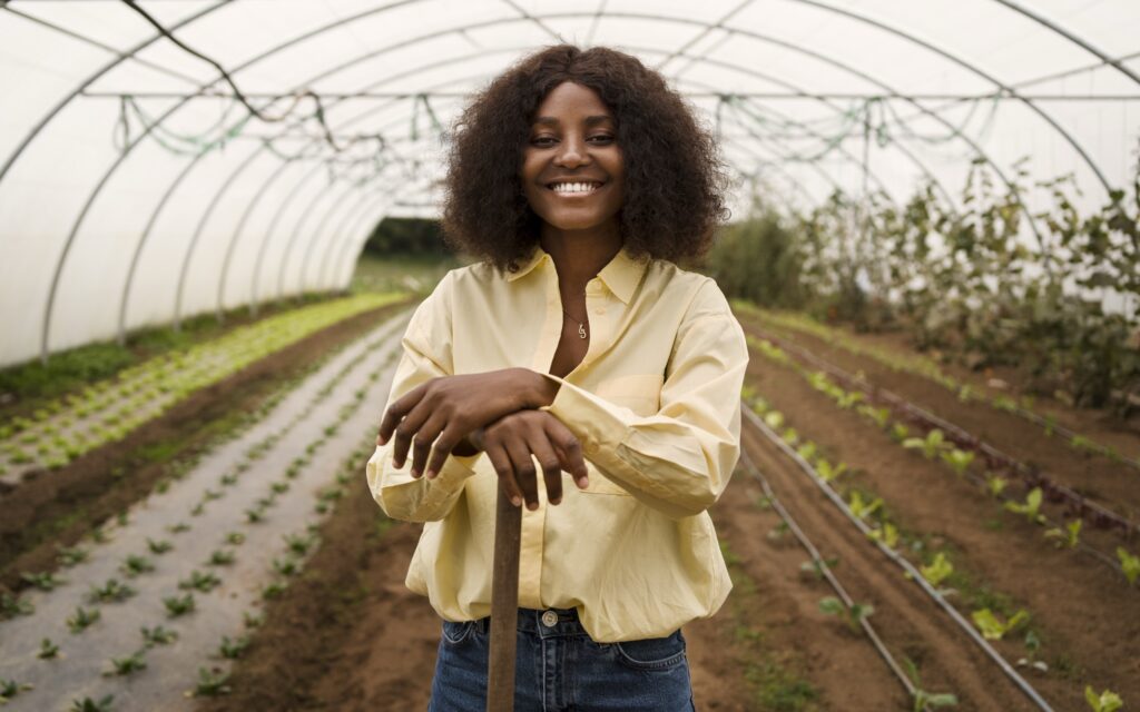 CRA Gaia Coperav MST - mulher sorrindo trabalhando no campo agricultura - Imagem de pikisuperstar no Freepik