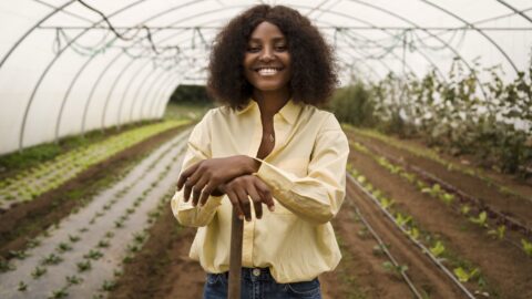 CRA Gaia Coperav MST - mulher sorrindo trabalhando no campo agricultura - Imagem de pikisuperstar no Freepik