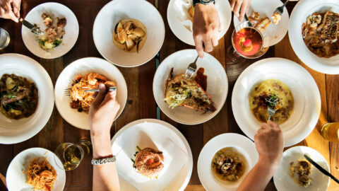 mesa com vários pratos de comida em foodservice