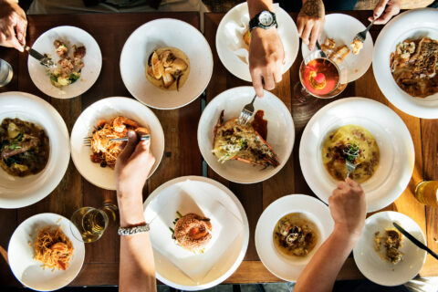 mesa com vários pratos de comida em foodservice