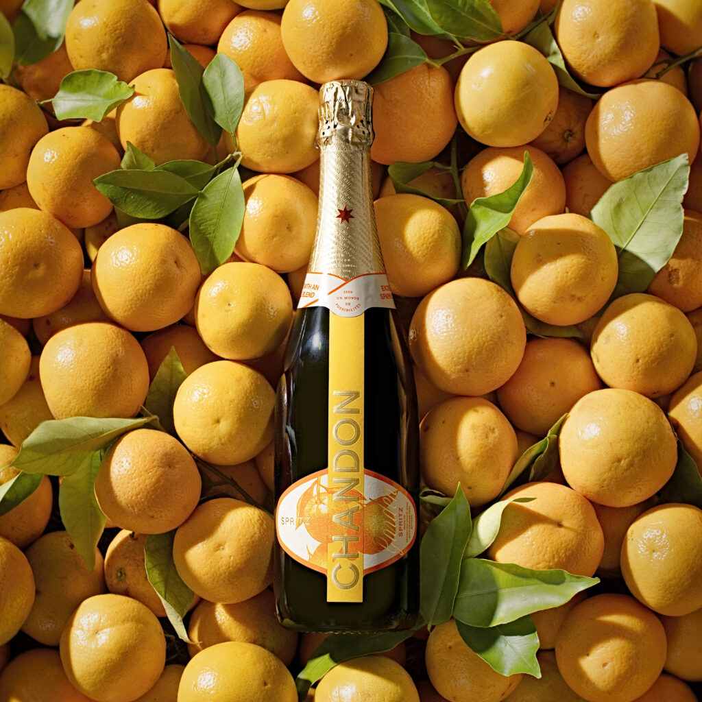 garrafa de espumante chandon garden spritz com laranjas ao redor