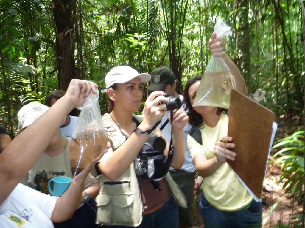 pessoas avaliam agua na amazonia oriental ppbio