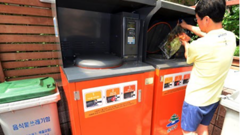 reciclagem de alimentos na coreia do sul homem despeja restos de alimentos em container na coreia do sul